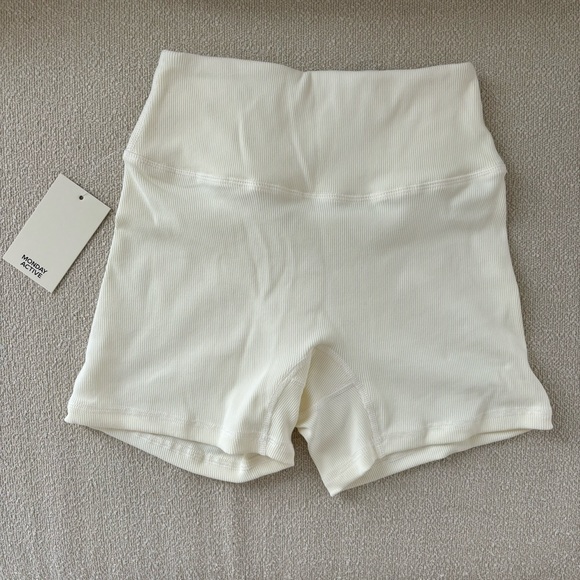MONDAY ACTIVE IVORY SHORTS AND TOP SIZE M - Picture 3 of 8